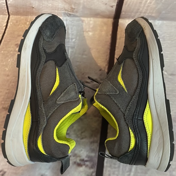 UGG boys slip on sneaker size 1 - Picture 9 of 15